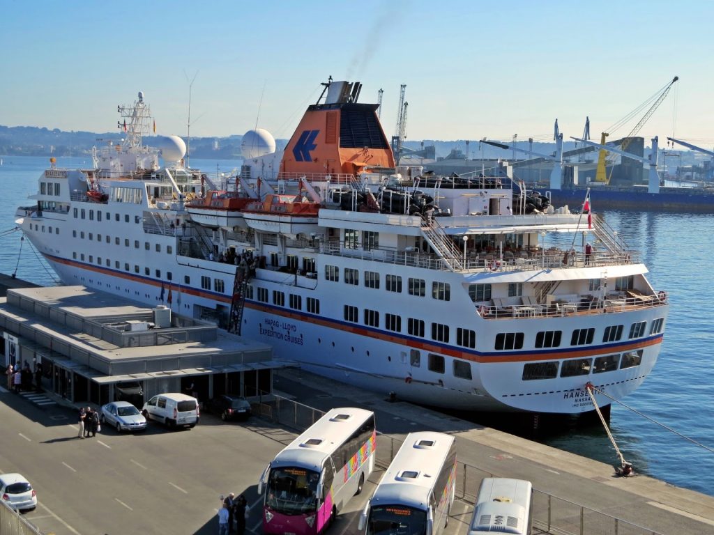 Buque Hanseatic atracado en A Coruña