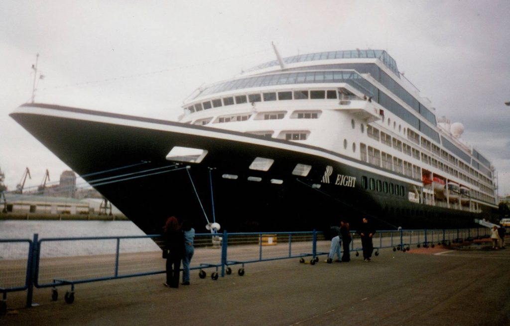 Escala inaugural del R Eight en A Coruña, en mayo de 2001. (Foto: Diego Veiga)