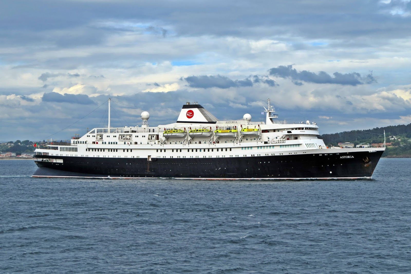 El buque Astoria entrando en el puerto de A Coruña