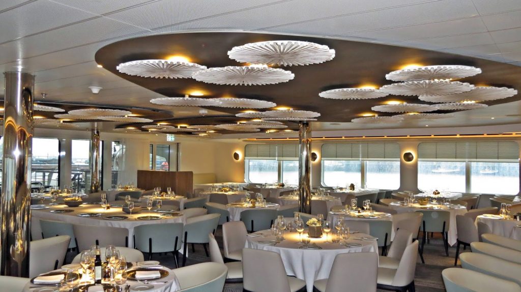 El restaurante Nautilus a bordo del buque Le Champlain