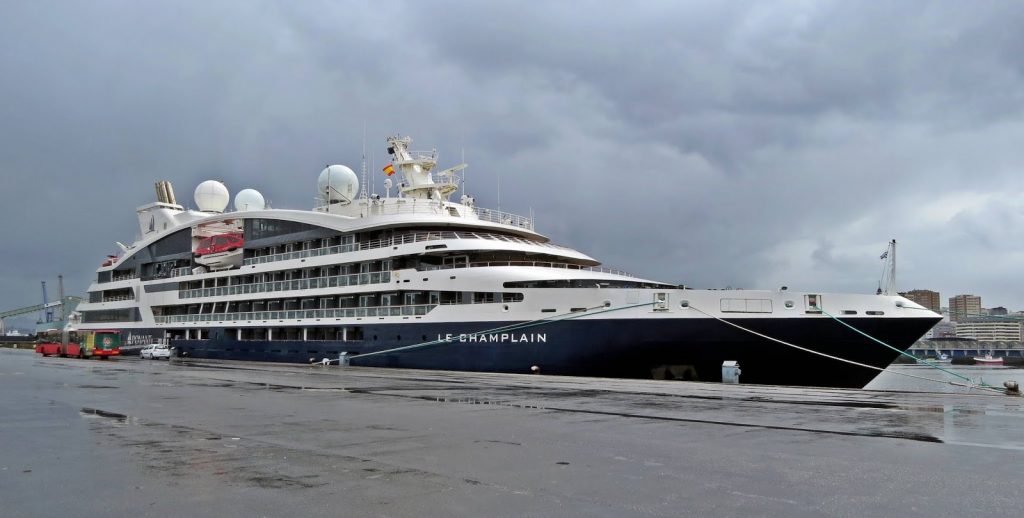 El buque Le Champlain atracado en A Coruña