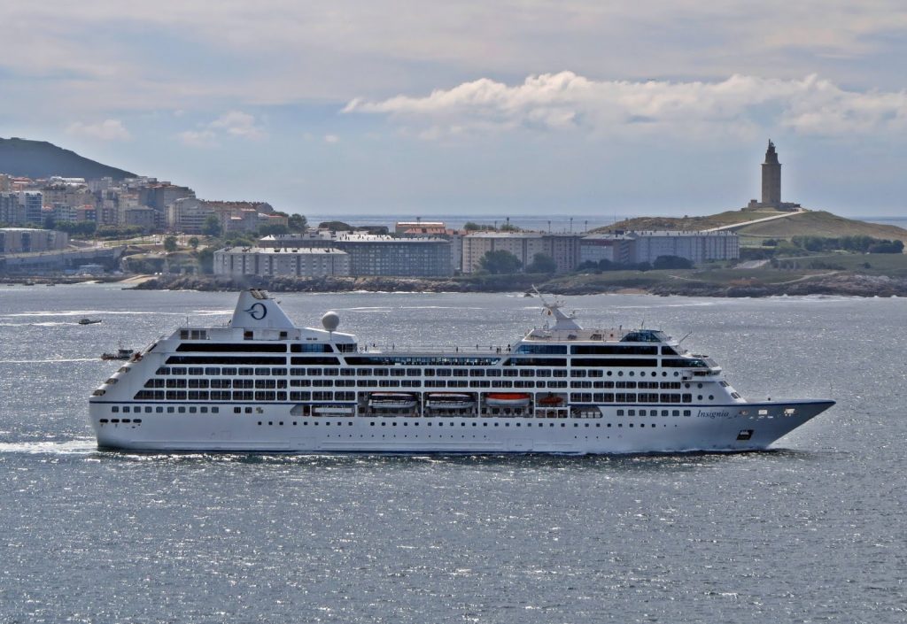 El Insignia, de la naviera Oceania Cruises, es otro de los integrantes de la R-Class que se dejan ver con bastante frecuencia por aguas herculinas. (Foto: Diego Veiga)