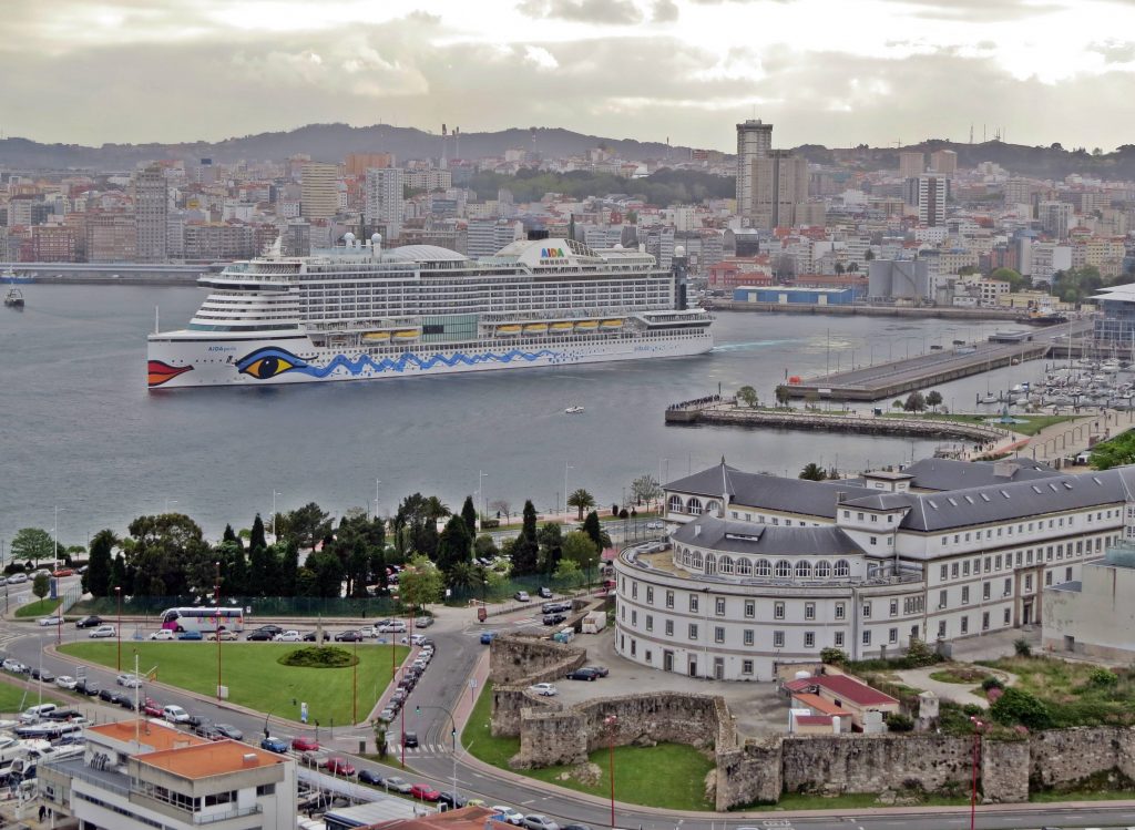 AidaPrima zarpando del puerto de A Coruña