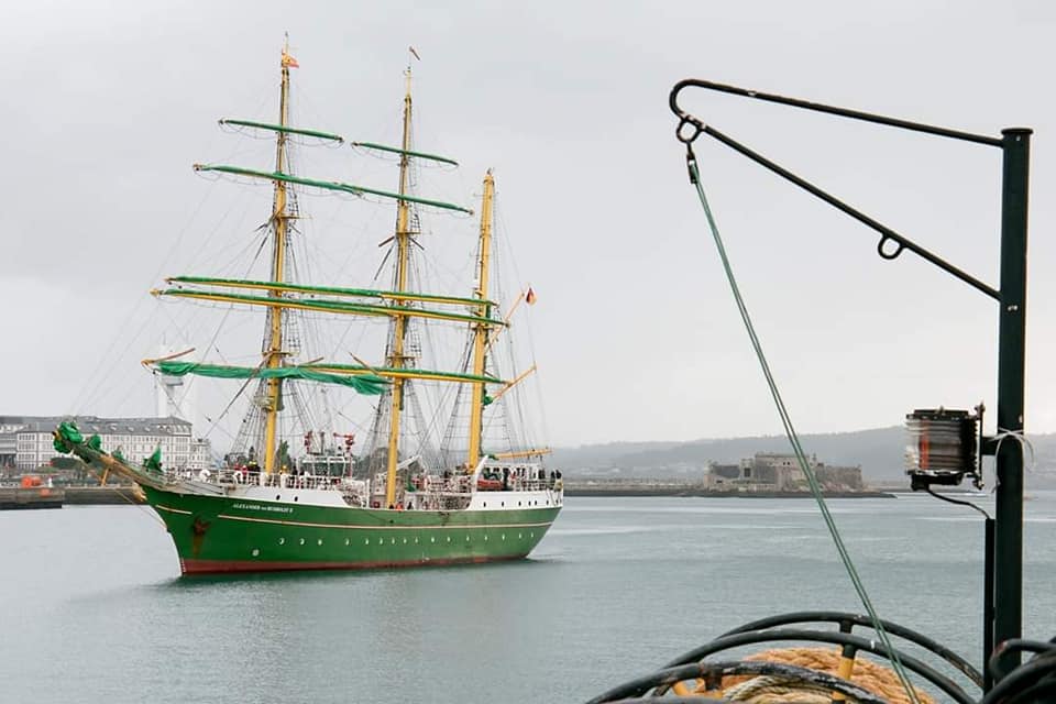 El velero Alexander Von Humboldt atracando en A Coruña