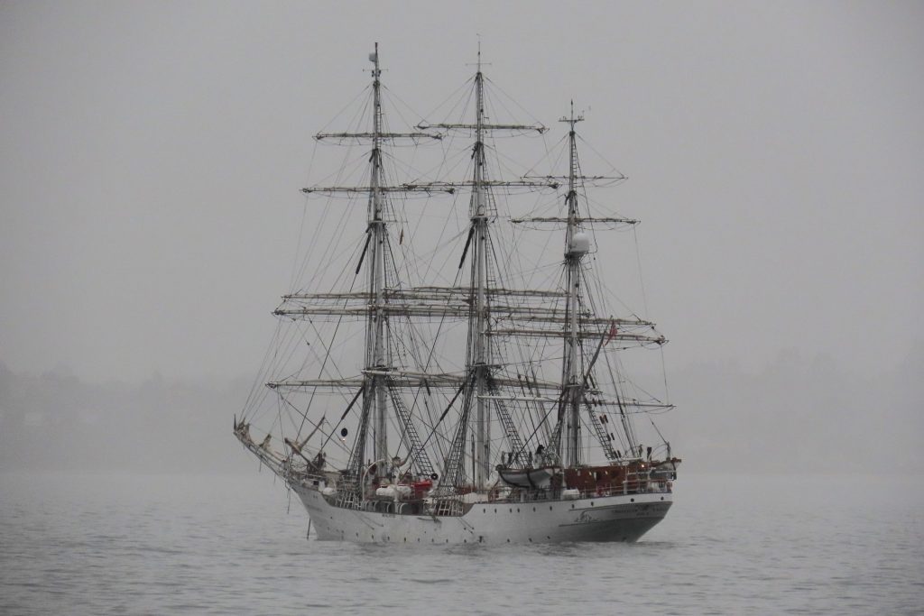 El velero Christian Radich fondeado en la Ría de Ares.