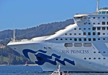 El Sun Princess zarpando del puerto de Vigo