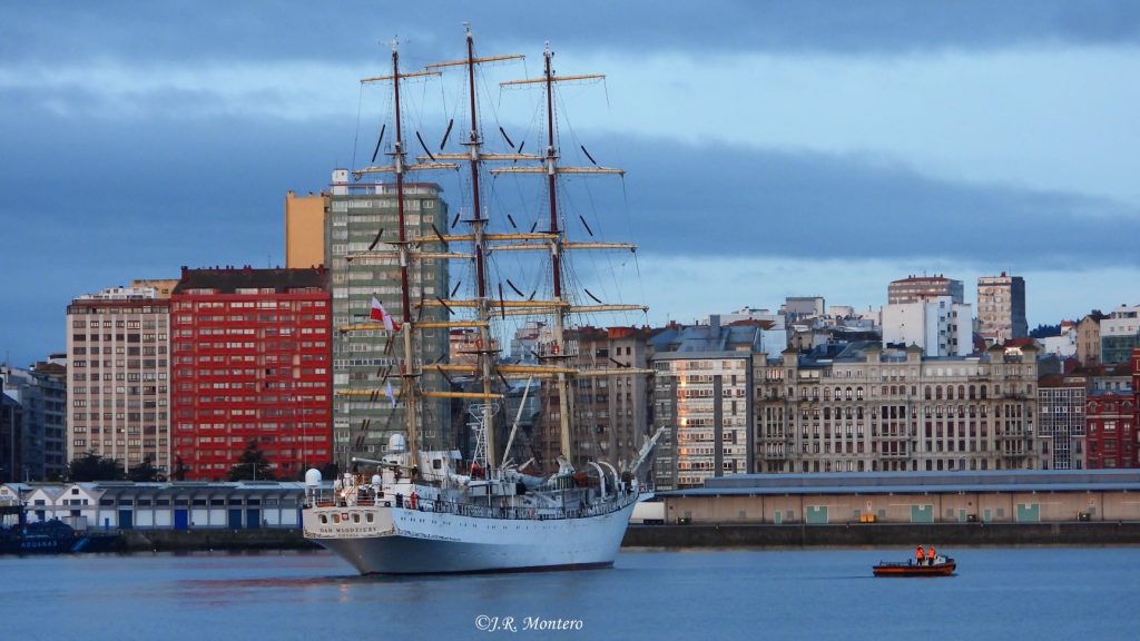 La fragata Dar Mlodziezy descansa en A Coruña