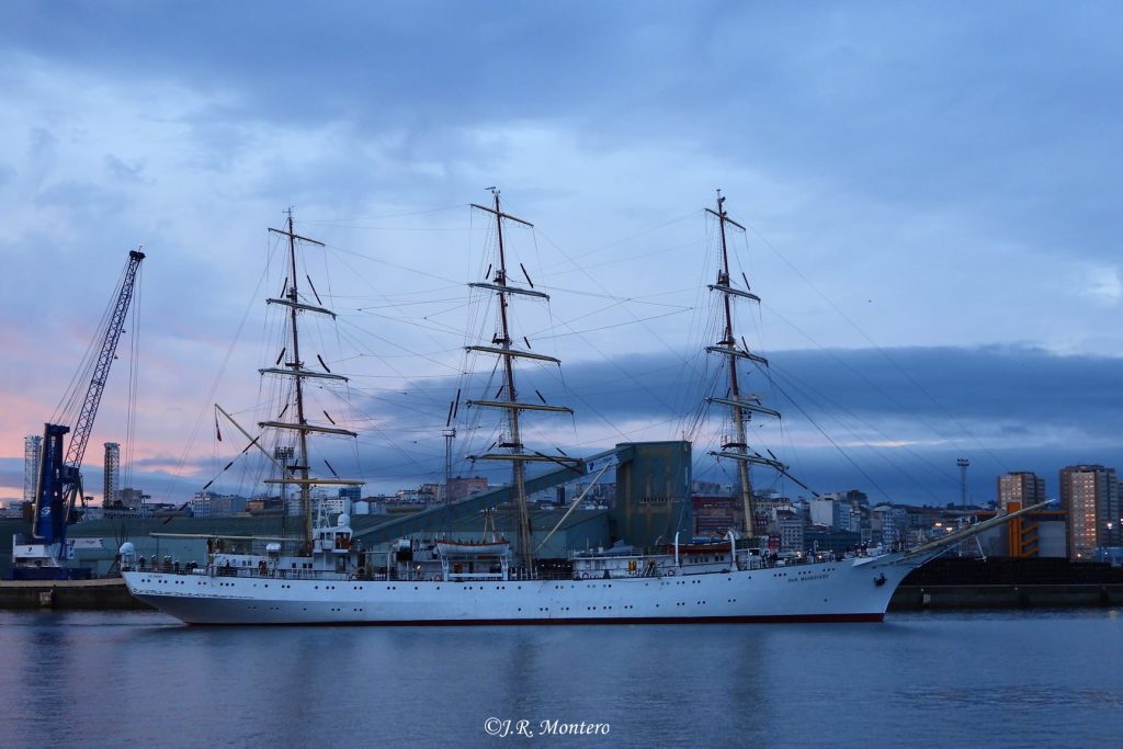 La fragata Dar Mlodziezy descansa en A Coruña