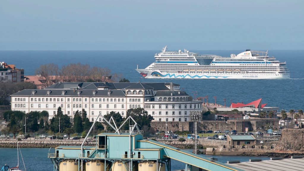 Aida Cruises zarpando de A Coruña
