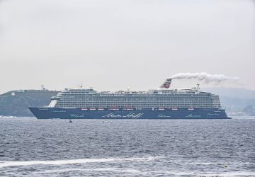 Mein Schiff 6 zarpando de A Coruña