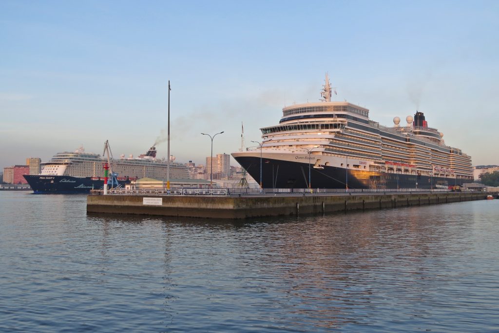 Queen Elizabeth y Mein Schiff 4 visitan A Coruña