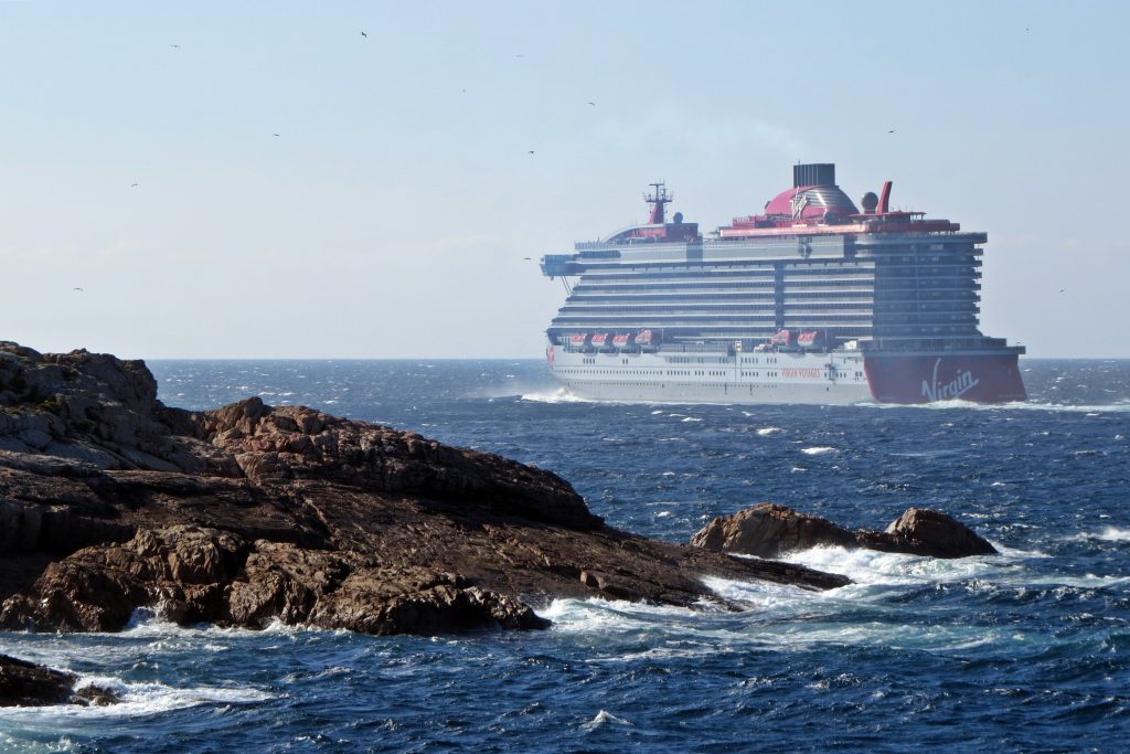 Valiant Lady zarpa del puerto de A Coruña
