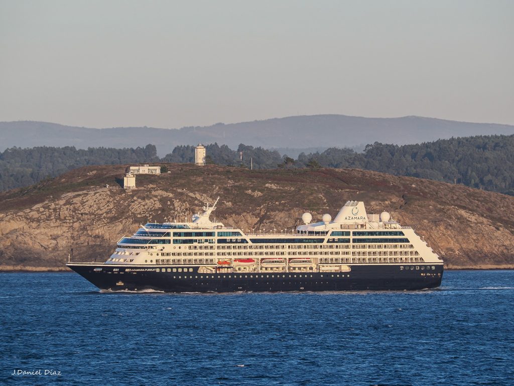 El Azamara Pursuit pasando a la altura de los faros de Mera durante su salida ayer del puerto coruñés. (Foto: J. Daniel Díaz)