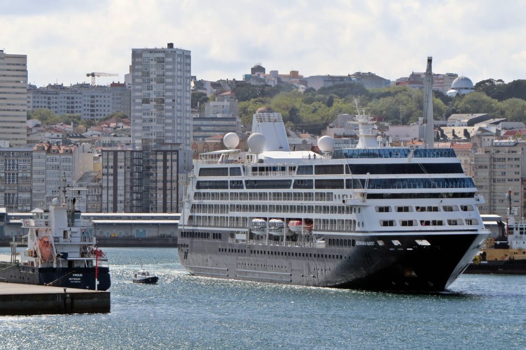 Procedente de Gijón, el Azamara Quest arribó minutos después y quedó atracado en el muelle de Calvo Sotelo Sur. Entre los dos buques trajeron a 5.500 personas a la ciudad sumando pasaje y tripulación.