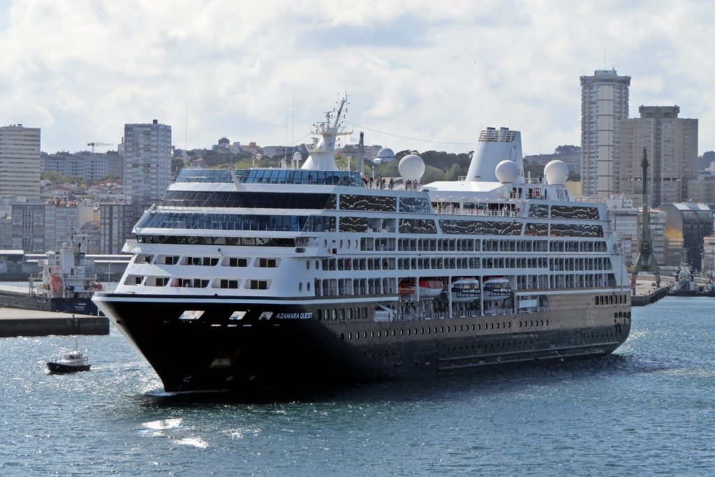 Hace unos días el puerto de A Coruña recibía la visita del buque Azamara Quest, gemelo del Pursuit. (Foto: Diego Veiga) 