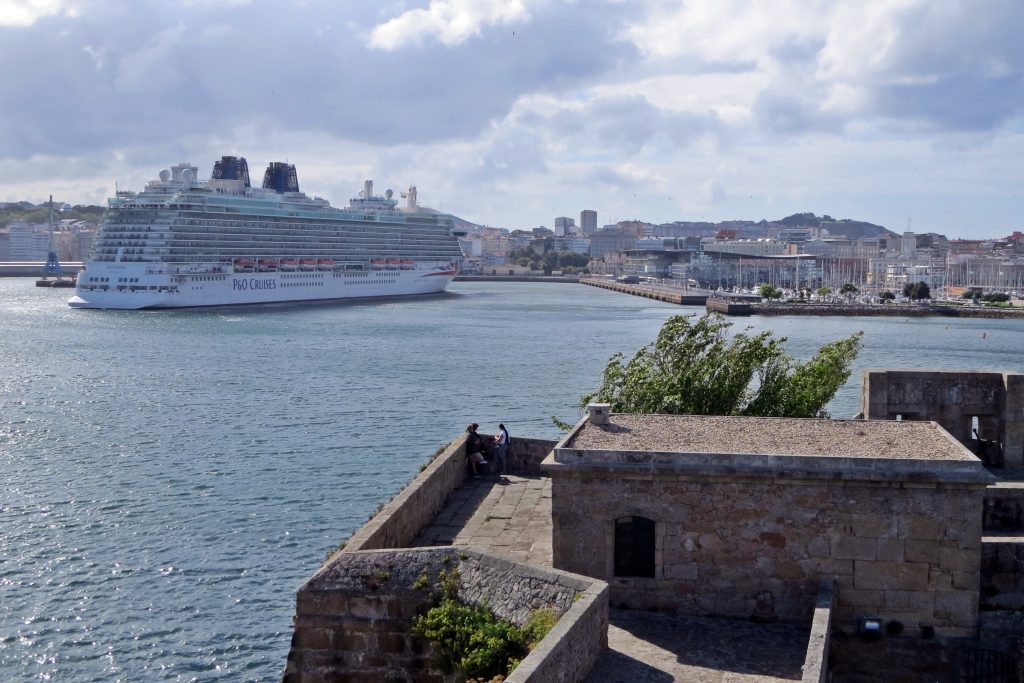 El Britannia llegó a primera hora de la mañana procedente de Southampton. A Coruña es el primer puerto donde hace escala en su actual singladura.