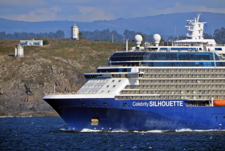 Costa y Celebrity llenan A Coruña de cruceristas