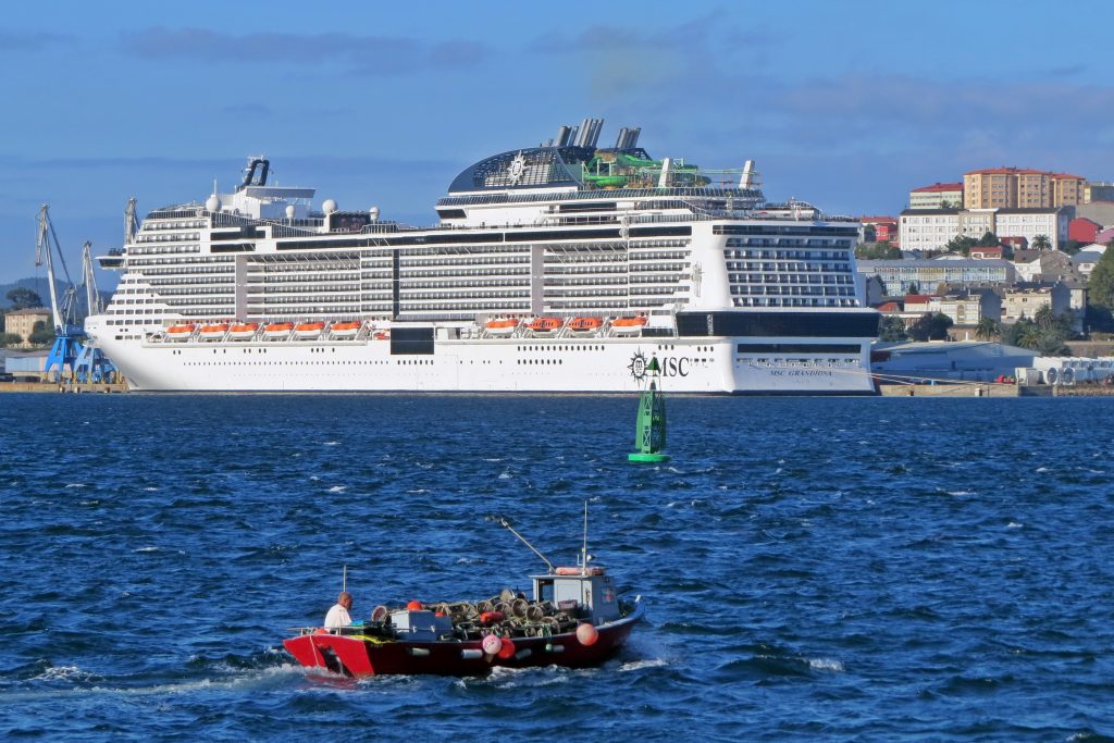 El MSC Grandiosa marcó un hito con su escala de hoy al convertirse en el mayor buque de pasaje en atracar en Ferrol. (Foto: Diego Veiga)