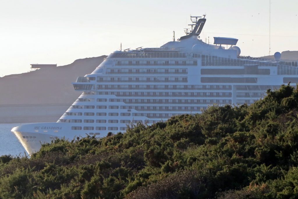 MSC Grandiosa abandonando el puerto de Ferrol