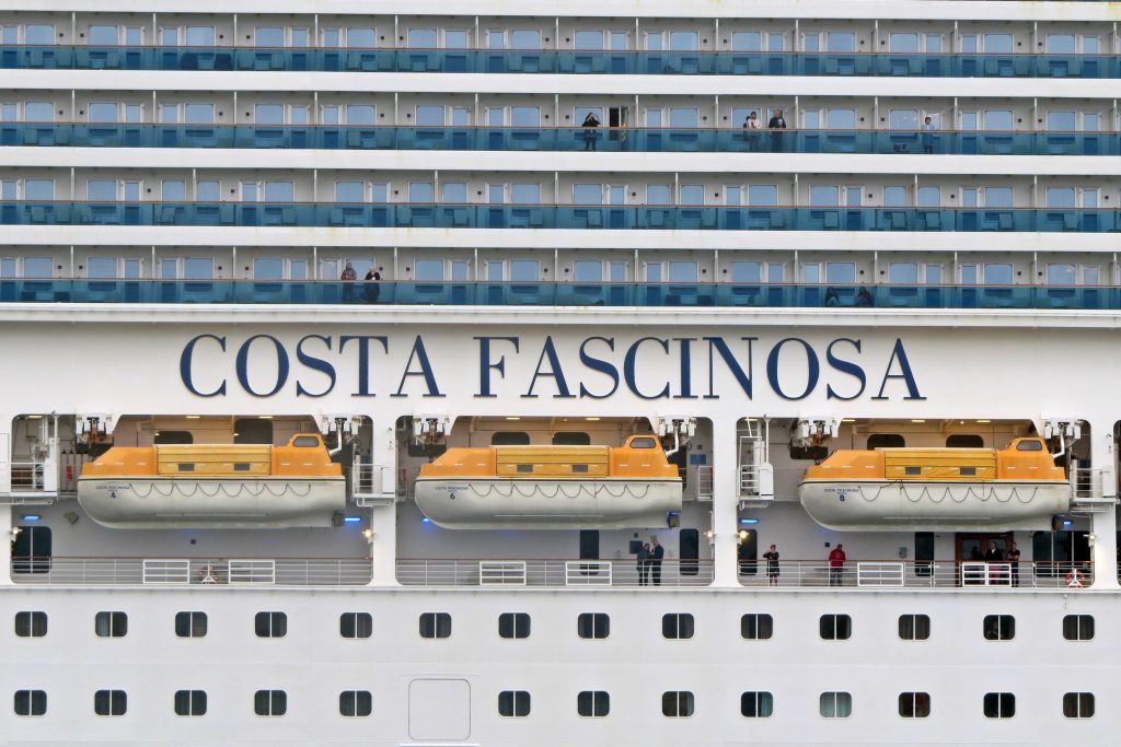 Nuevo debut en el puerto coruñés, esta vez a cargo del Costa Fascinosa. (Foto. Diego Veiga)