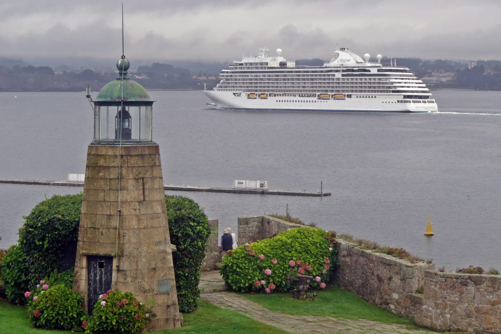 Seven Seas Splendor abandonando A Coruña