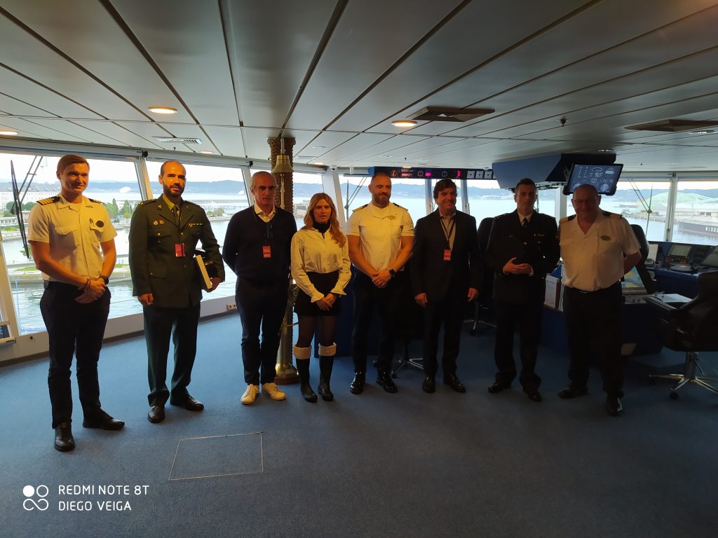 La ceremonia de intercambio de metopas, celebrada en el puente de mando del buque, contó con la presencia del Presidente de la Autoridad Portuaria de A Coruña Martín Fernández Prado. (Foto: Diego Veiga)
