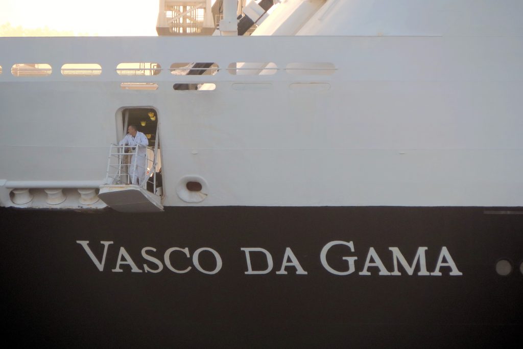 El buque Vasco Da Gama hizo su estreno este jueves en el puerto herculino. (Foto: Diego Veiga)