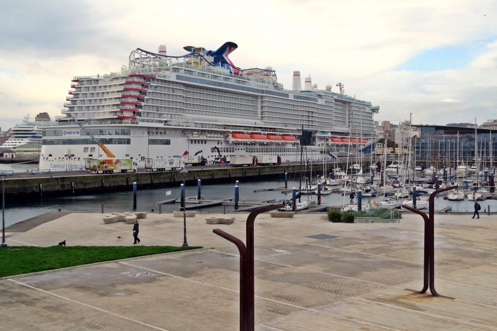 El puerto de A Coruña vivió hoy una nueva jornada histórica al convertirse en la primera dársena donde el buque Carnival Celebration hace escala de manera oficial. (Foto: Diego Veiga)
