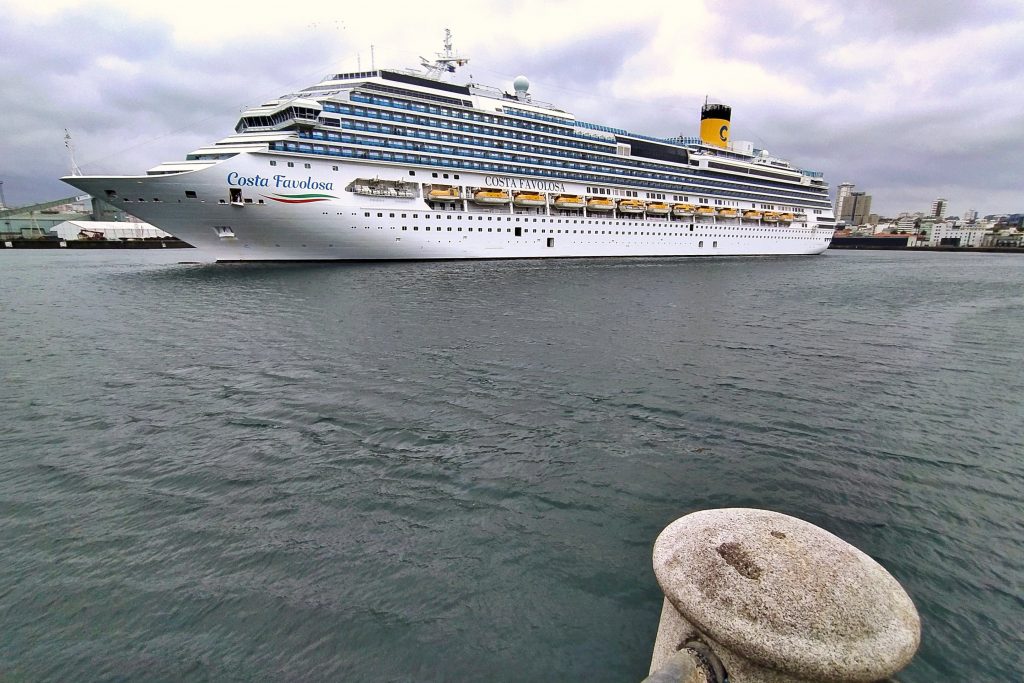 El Costa Favolosa visita A Coruña