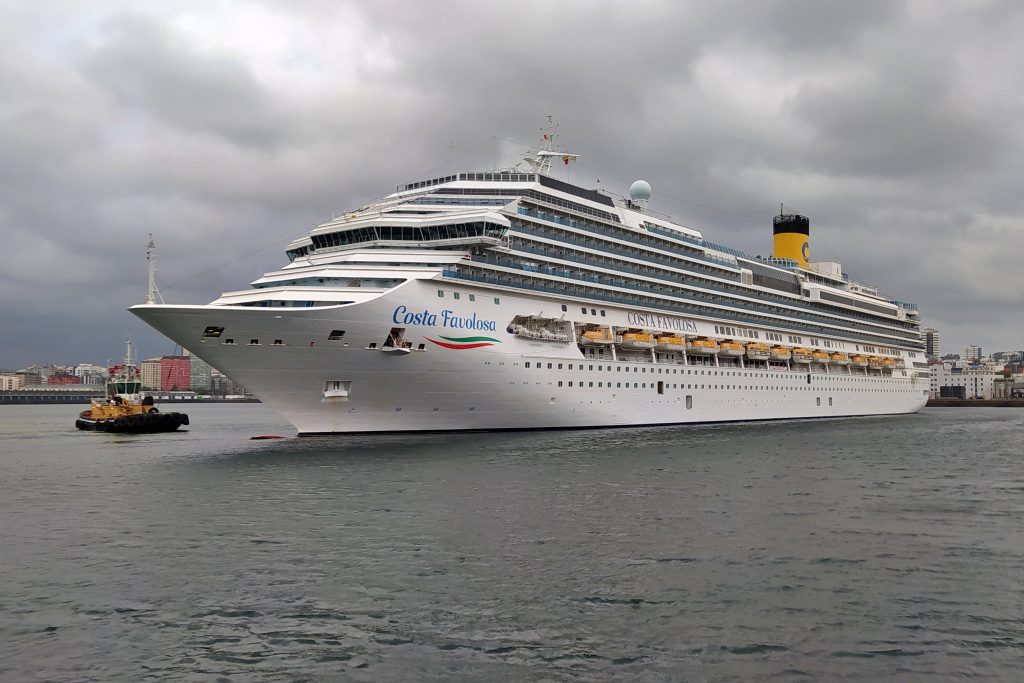 El Costa Favolosa visita A Coruña