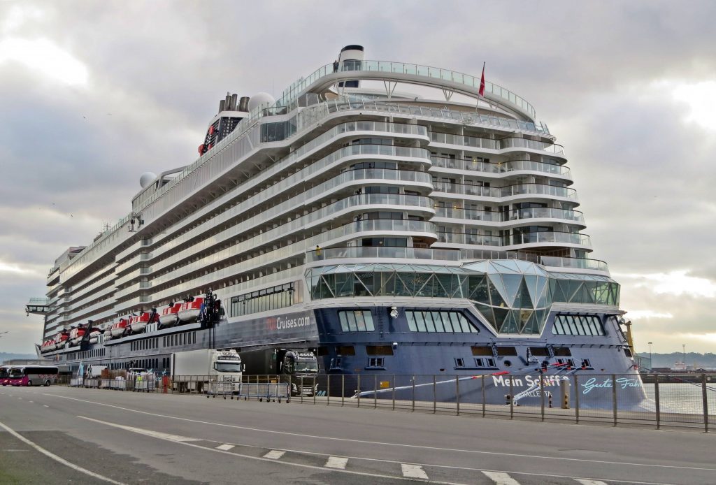 El Mein Schiff 2 abre la semana en A Coruña